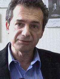 Le professeur Yves Lévy dirige le service d’immunologie clinique de l’hôpital Henri Mondor à Creteil, il est conseiller spécial du secrétaire d'état à l'Enseignement supérieur et à la Recherche