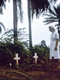 Sœur Marietta se recueille sur les tombes de ses collègues qui ont succombé à l’épidémie d’Ebola au Zaïre (Congo) en août 1976 