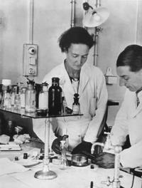 Irène et Fréderic Joliot-Curie, Prix Nobel de Chimie 1935 