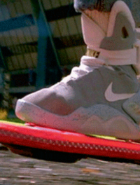Michael J. Fox ( Marty Mc Fly ) et son skate-board futuriste dans le film Retour vers le futur III