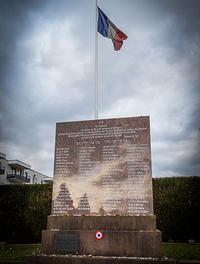 La stèle en mémoire des 86 victimes d'August Hirt